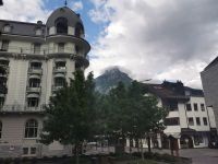 Hohe Berge umgeben Engelberg und gucken überall hervor. 