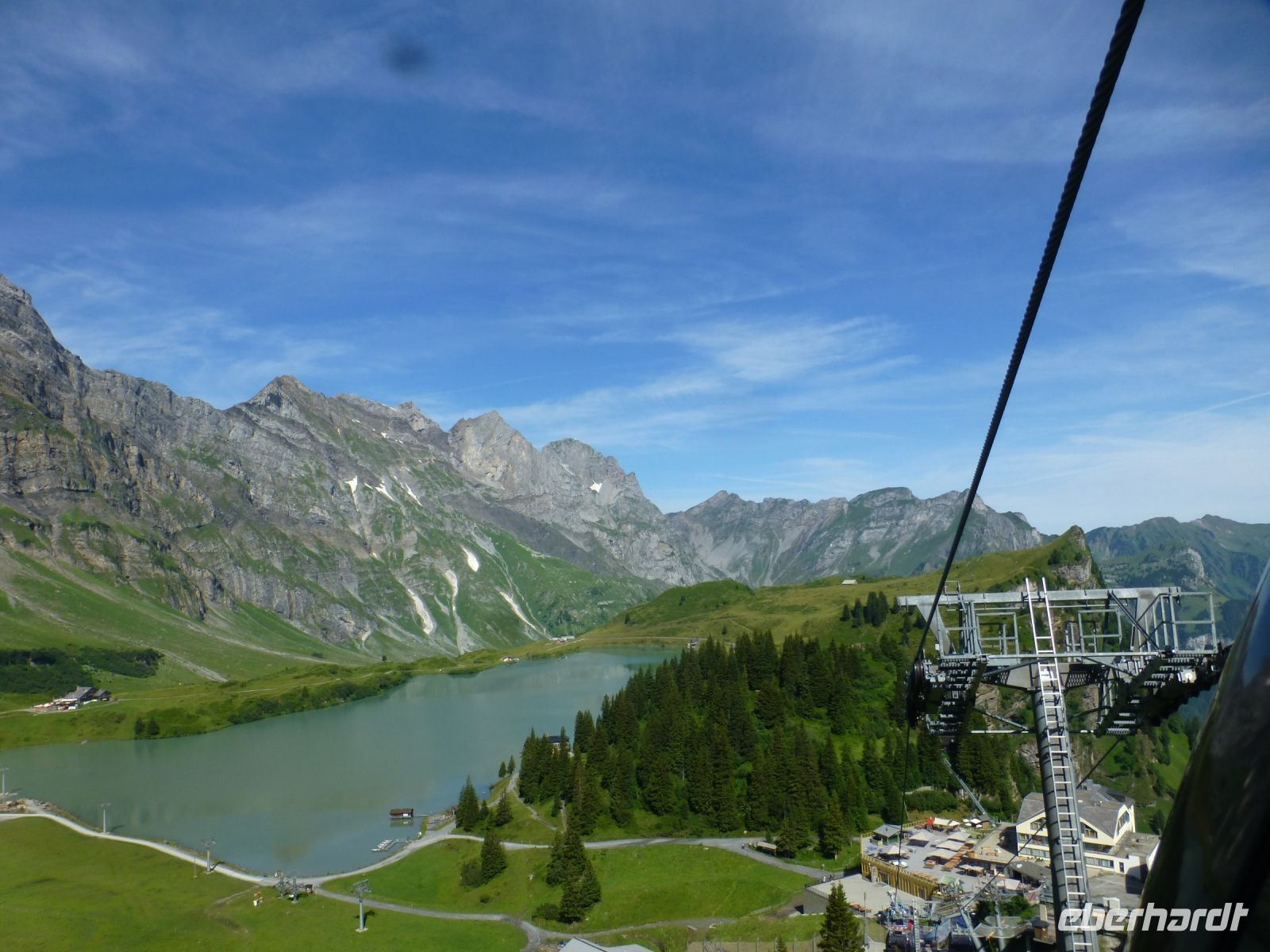 Mit der Seilbahn geht es hinauf, unter uns liegt der Trübsee.