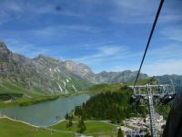 Mit der Seilbahn geht es hinauf, unter uns liegt der Trübsee.