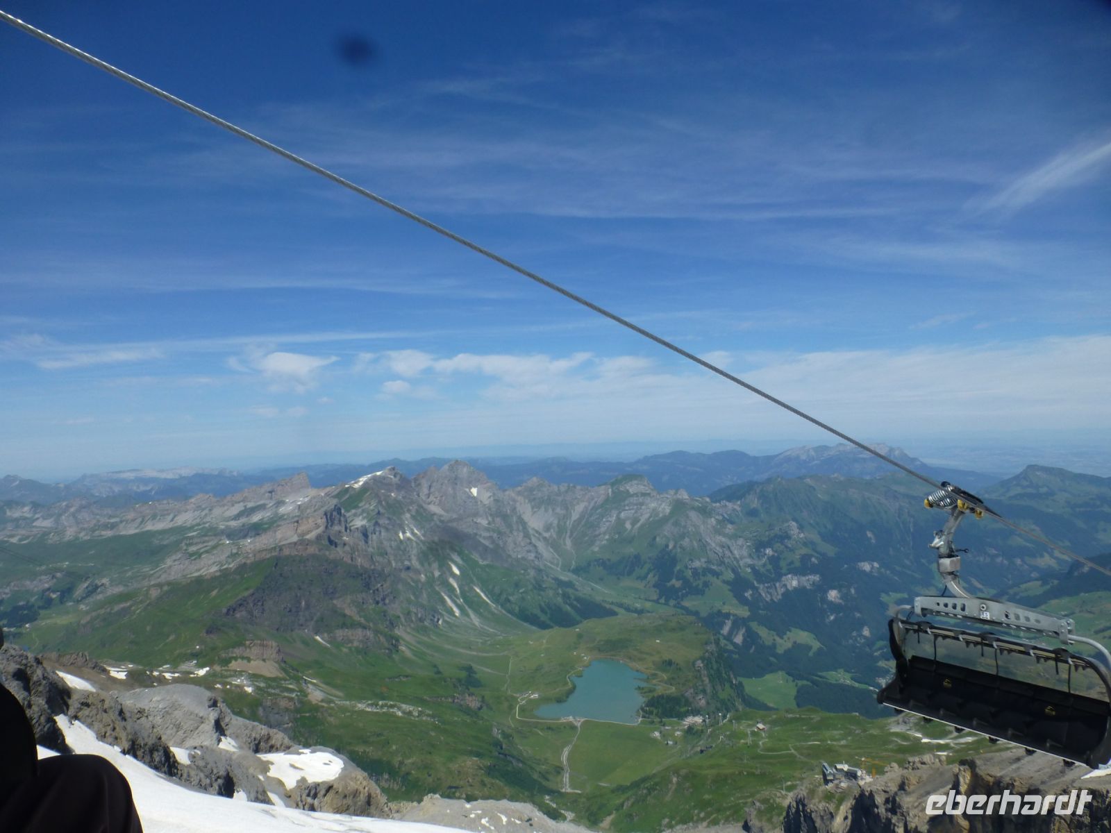 Die Sesselbahn führt über den Titlisgletscher und ...