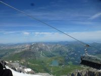 Die Sesselbahn führt über den Titlisgletscher und ...