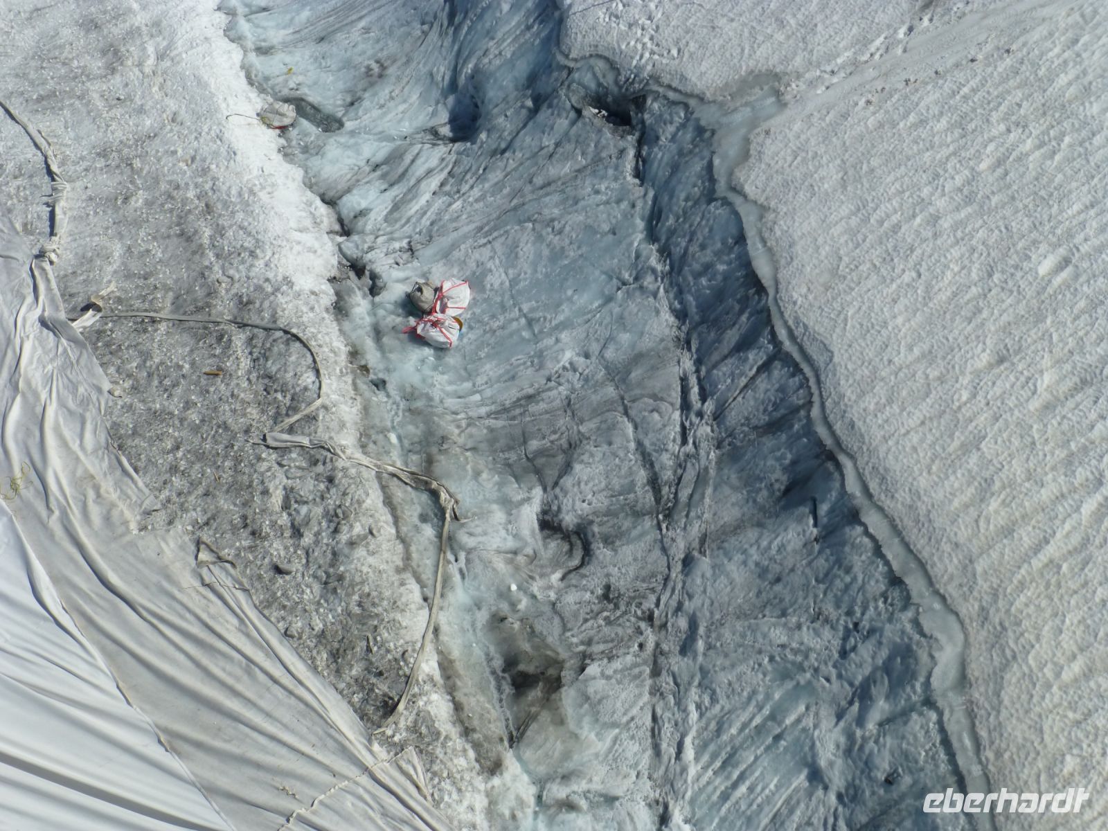 ... dem geht es gar nicht gut, das Eis wird mit Planen gegen die Sonne geschützt.