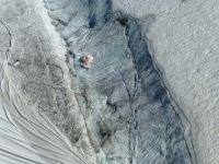 ... dem geht es gar nicht gut, das Eis wird mit Planen gegen die Sonne geschützt.