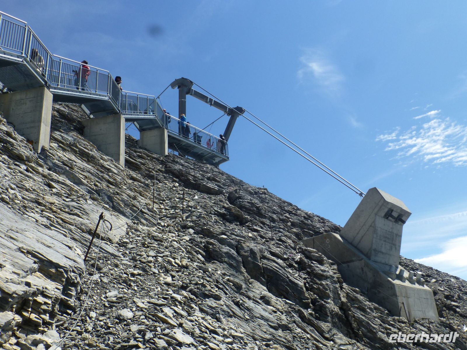 Festgezurrt und tief im Fels verankert ist alles.