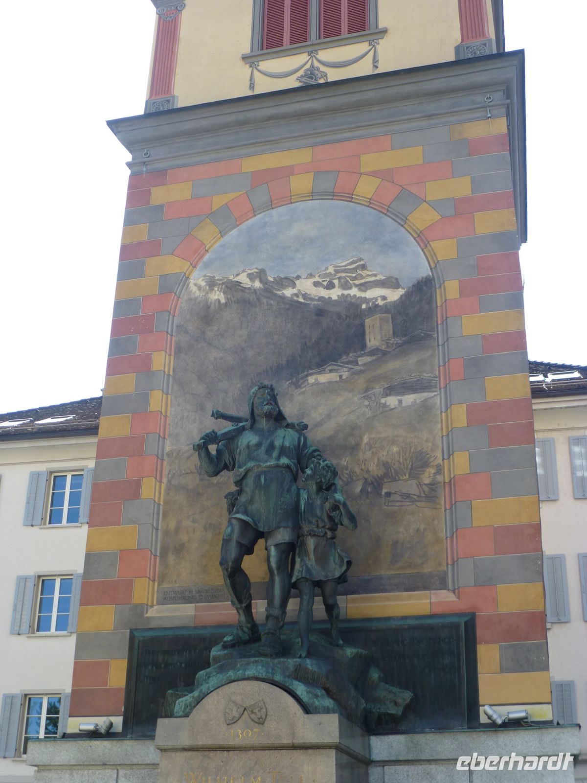 Tell mit Armbrust und seinem mutigen Sohn, der sich vom Vater den Apfel vom Kopf schießen ließ.