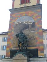 Tell mit Armbrust und seinem mutigen Sohn, der sich vom Vater den Apfel vom Kopf schießen ließ.