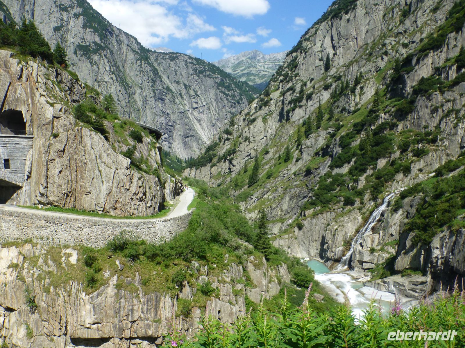 Die alte Passstraße führt hinunter zwischen Berg und Bach entlang.