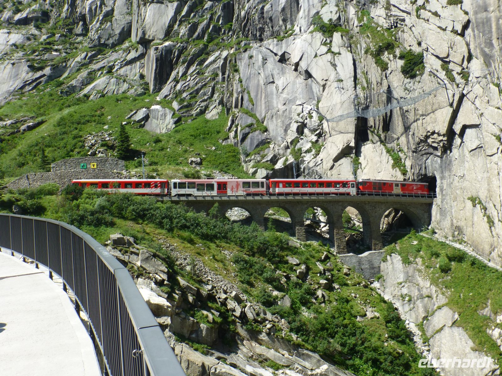 Auch der Zug hat noch Platz an dieser schmalen Stelle und bietet phantastische Ausblicke. 