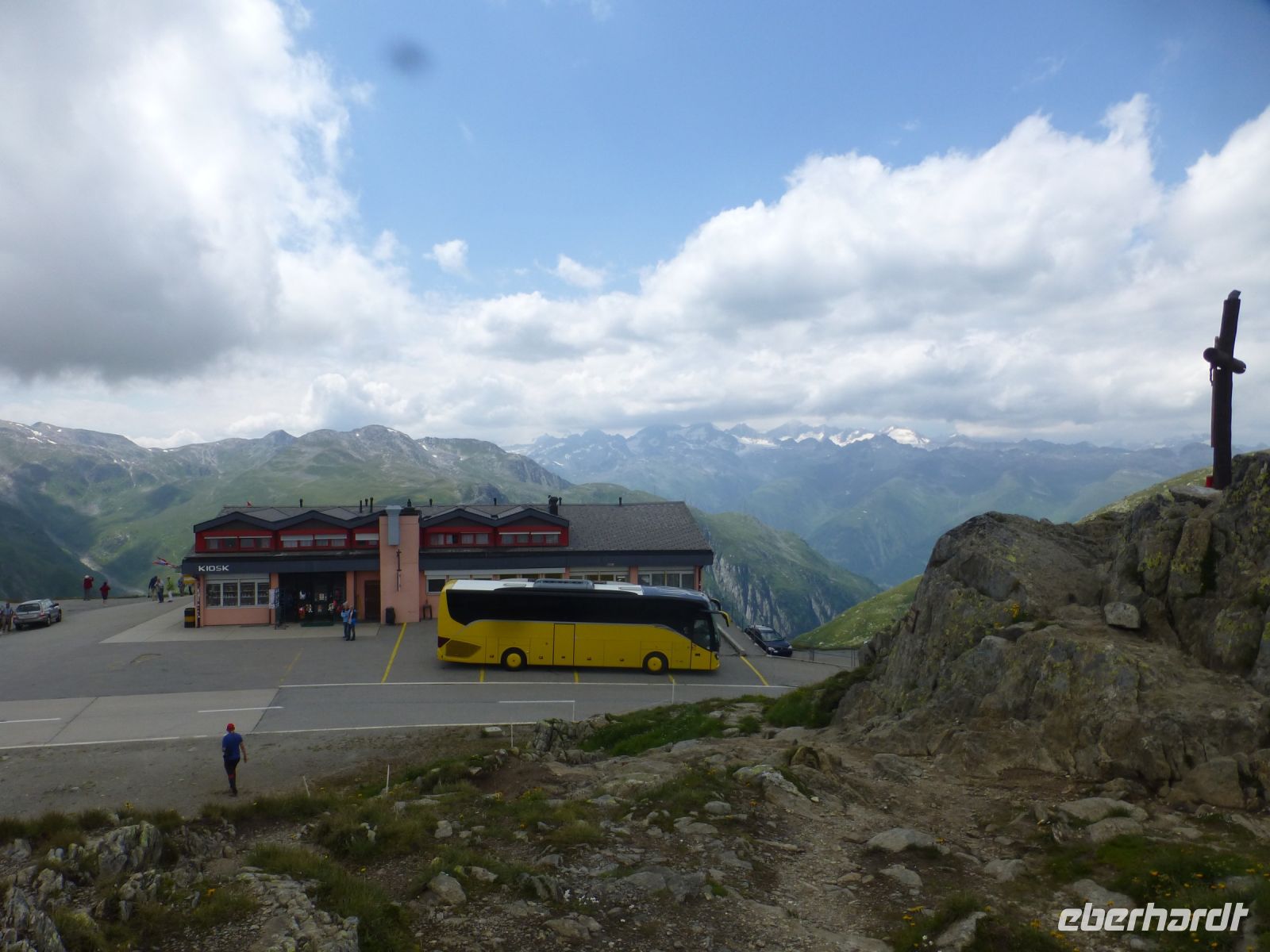 Der Nufenenpass – unser gelber Bus leuchtet uns von überall entgegen und ist leicht zu finden.
