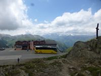 Der Nufenenpass – unser gelber Bus leuchtet uns von überall entgegen und ist leicht zu finden.