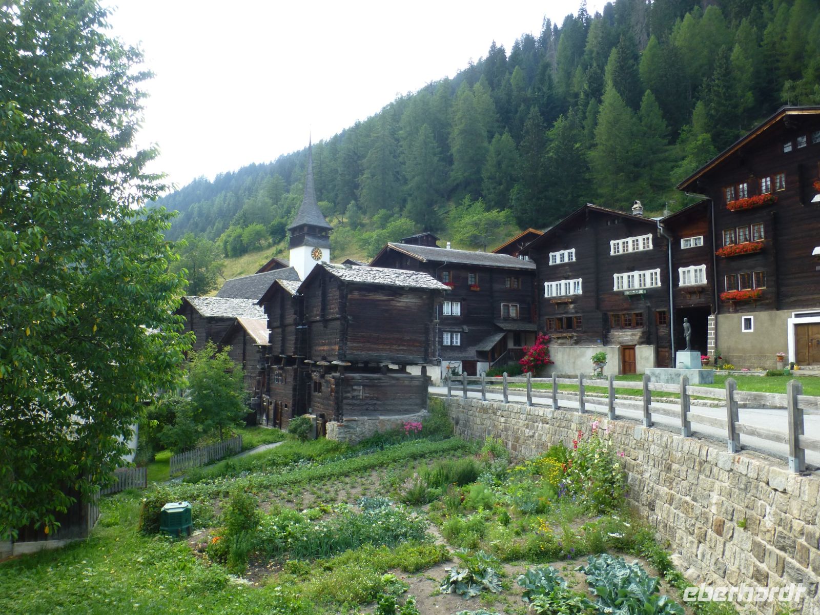 Pfiffige Idee – die Speicher stehen auf runden Steinplatten, so dass Trockenfleisch u.a. vor Nagetieren sicher ist. 