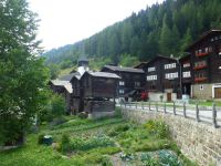 Pfiffige Idee – die Speicher stehen auf runden Steinplatten, so dass Trockenfleisch u.a. vor Nagetieren sicher ist. 