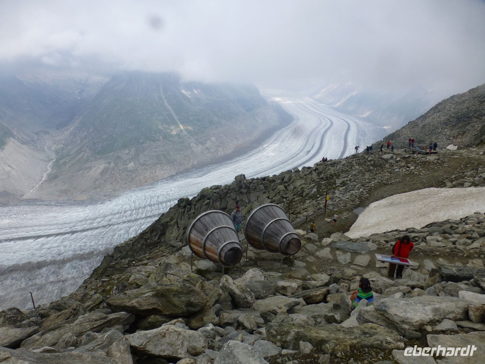 Die Moränen wirken wie mit einem Tuschepinsel aufgetragen.