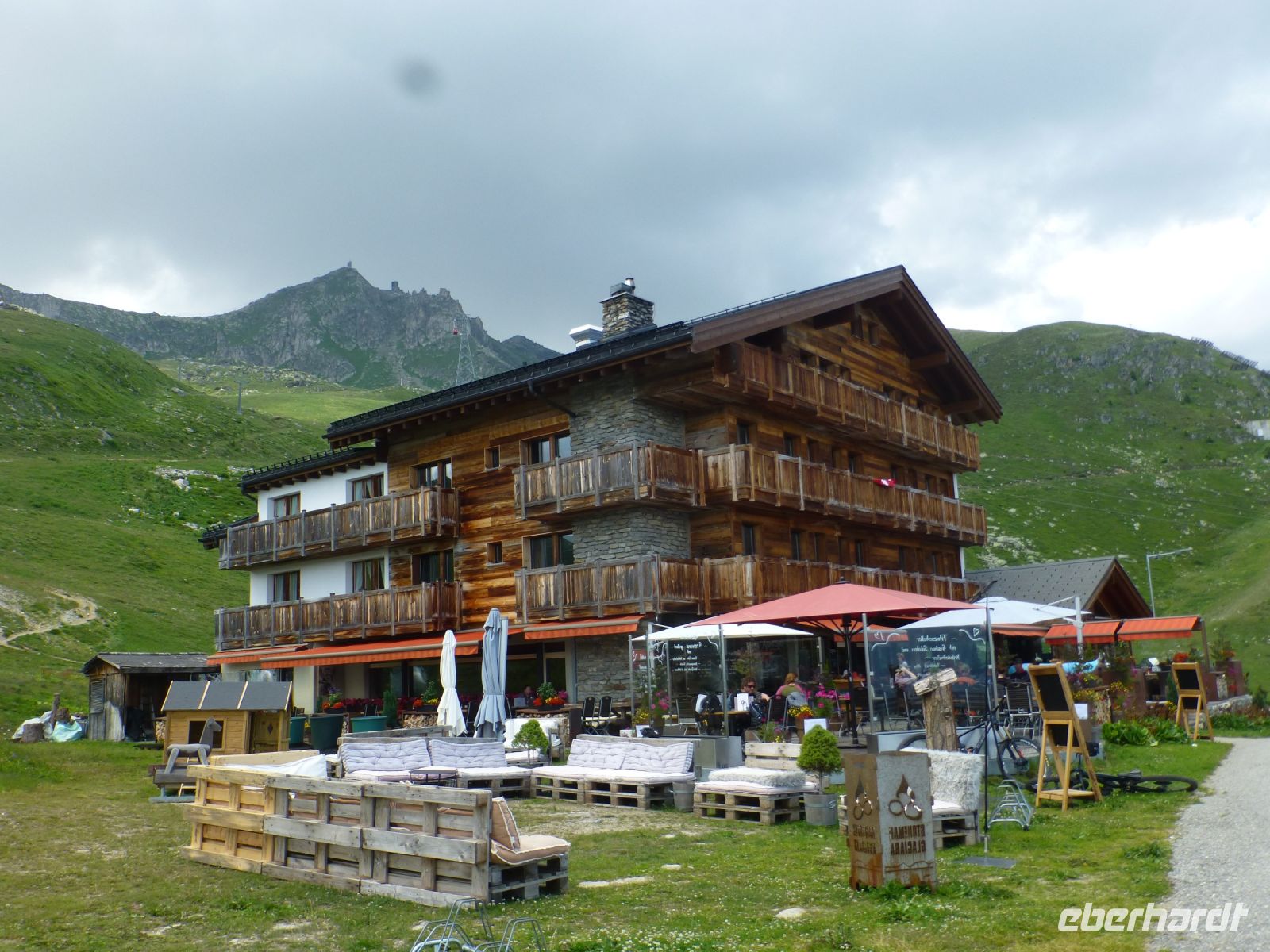 Auf der Fiescheralp, der Mittelstation, machen wir eine schöne Mittagspause mit Älpermagronen.
