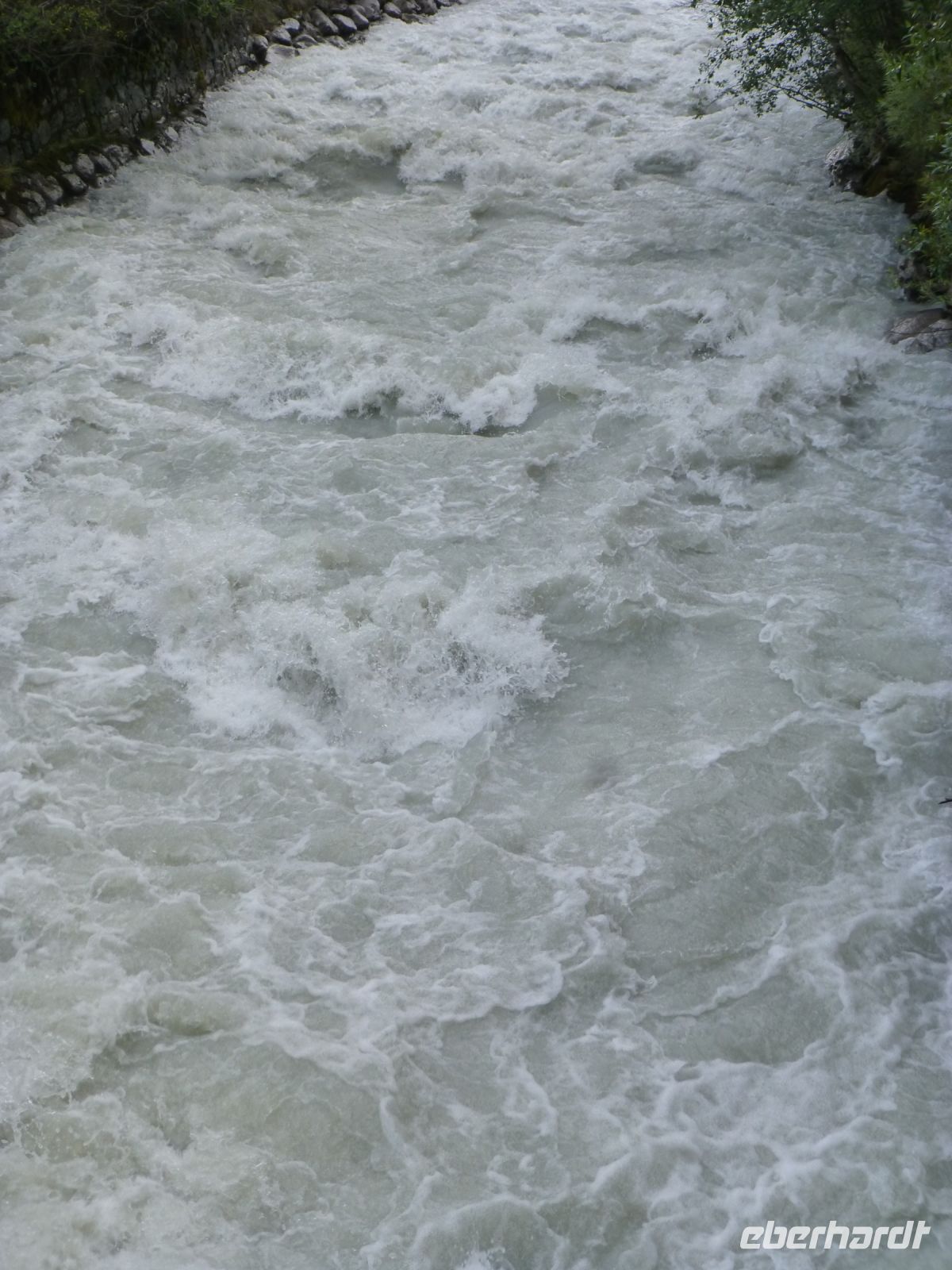 Das reißende Flüsschen führt unter lautem Rauschen der Rhðne Gletscherwasser zu, das schließlich im Mittelmeer mündet. 