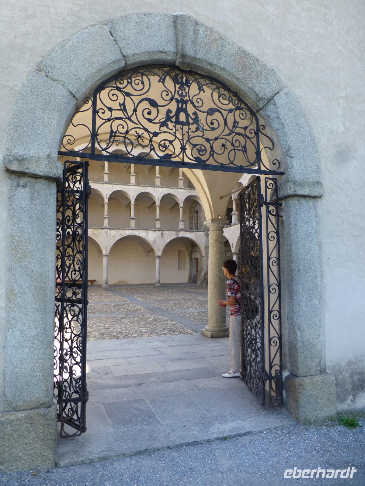 Der schöne Eingang führt zu einem großzügig dimensionierten Hof.