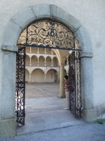 Der schöne Eingang führt zu einem großzügig dimensionierten Hof.