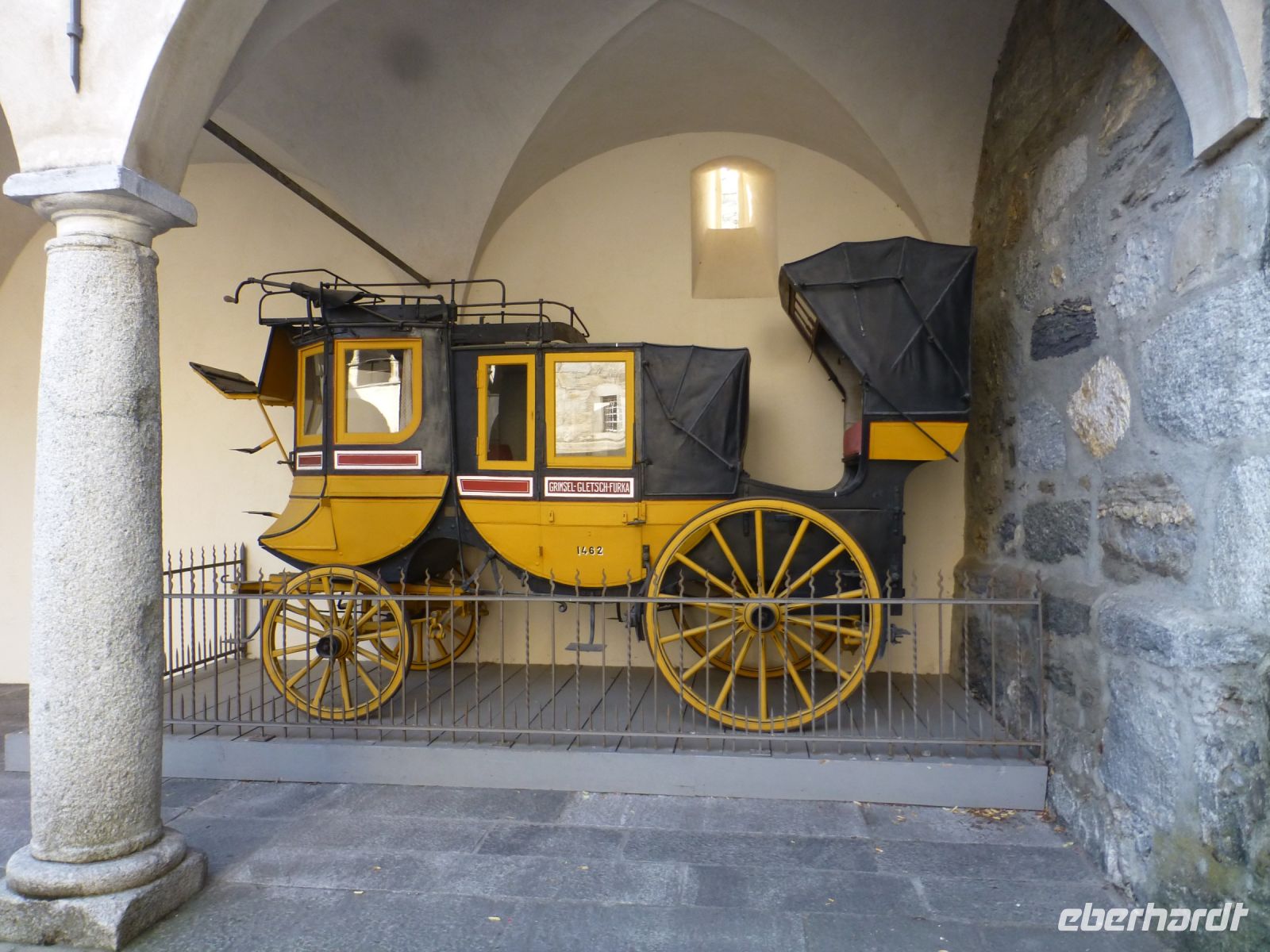 Eine Postkutsche für zehn Fahrgäste, fünf Pferde waren davor gespannt. Die Schweizer Postbusse sind heute noch gelb.