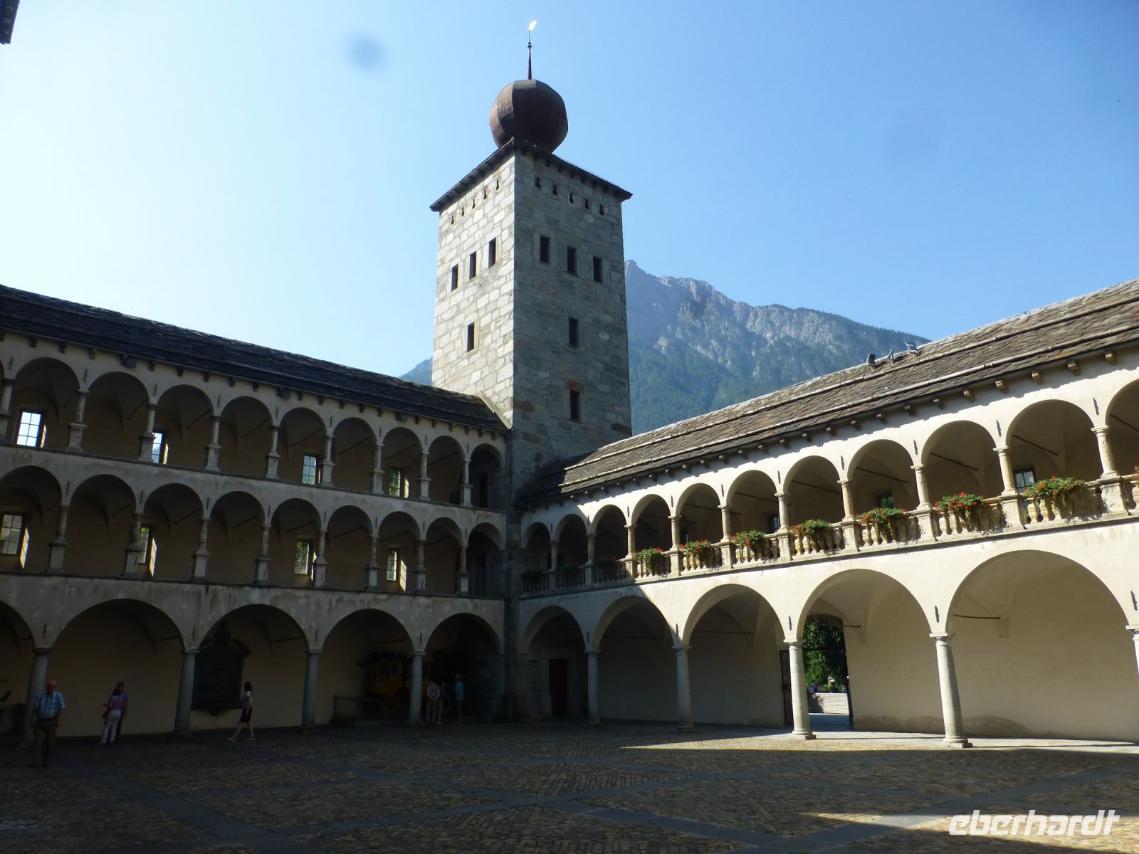 Die Passstraße führte am Palais vorbei und der Hausherr hat nicht mit Machtsymbolen wie dem Turm gegeizt.