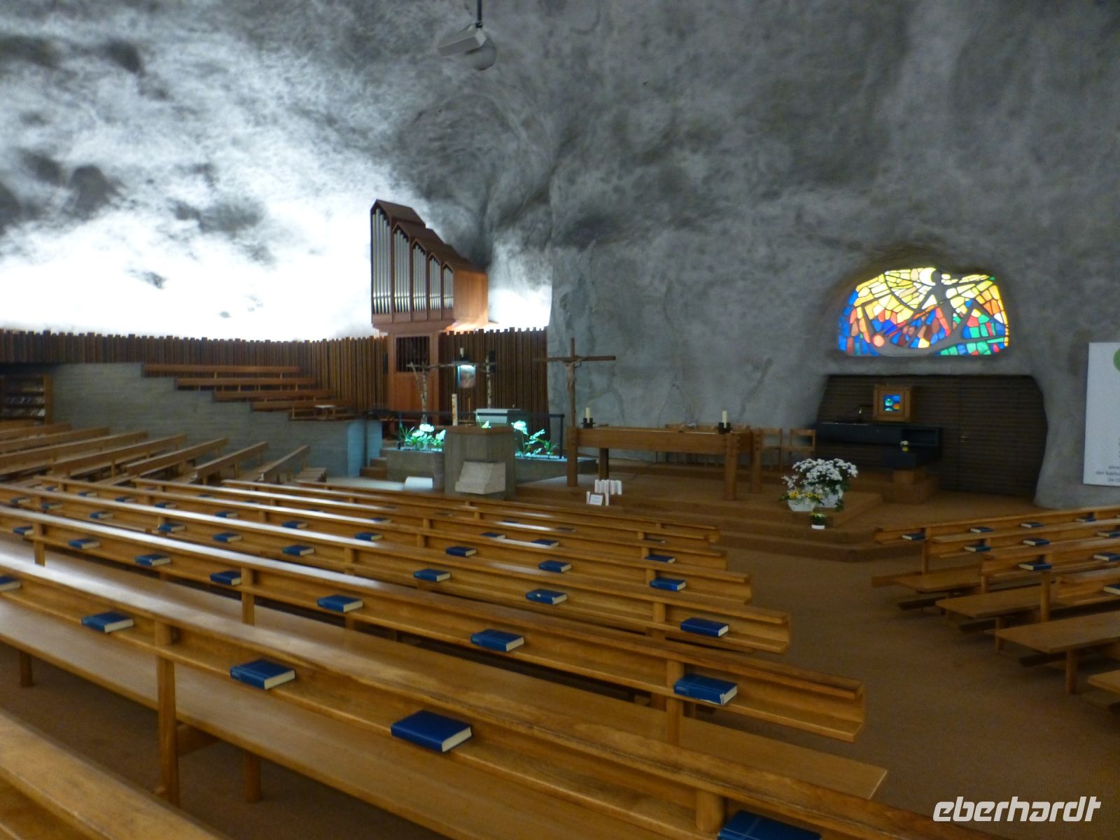 Die Felsenkirche in Raron hat 500 Sitzplätze. Die Gläubigen müssen sich hier warm anziehen.