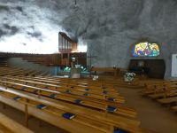 Die Felsenkirche in Raron hat 500 Sitzplätze. Die Gläubigen müssen sich hier warm anziehen.