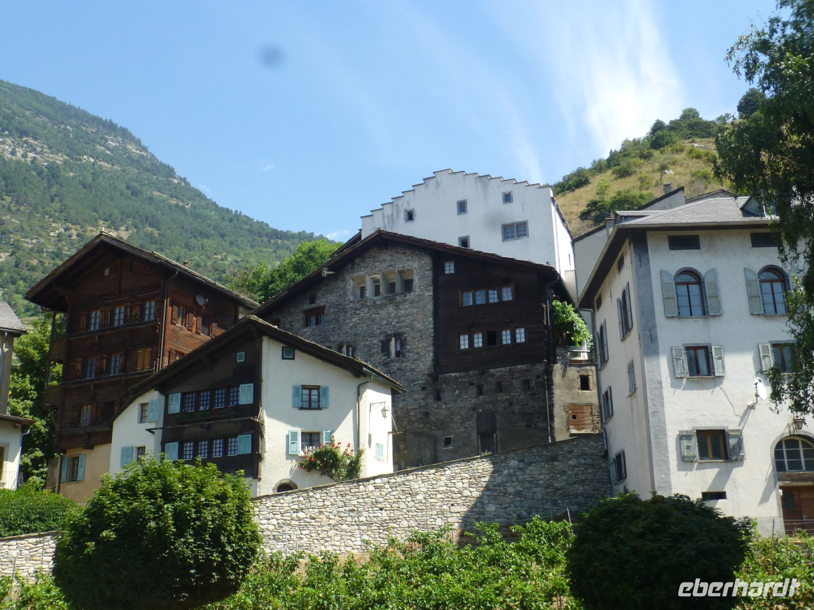 Unterhalb des Burgbergs stehen Häuser, die von Wohlhabenheit zeugen. 