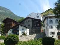 Unterhalb des Burgbergs stehen Häuser, die von Wohlhabenheit zeugen. 