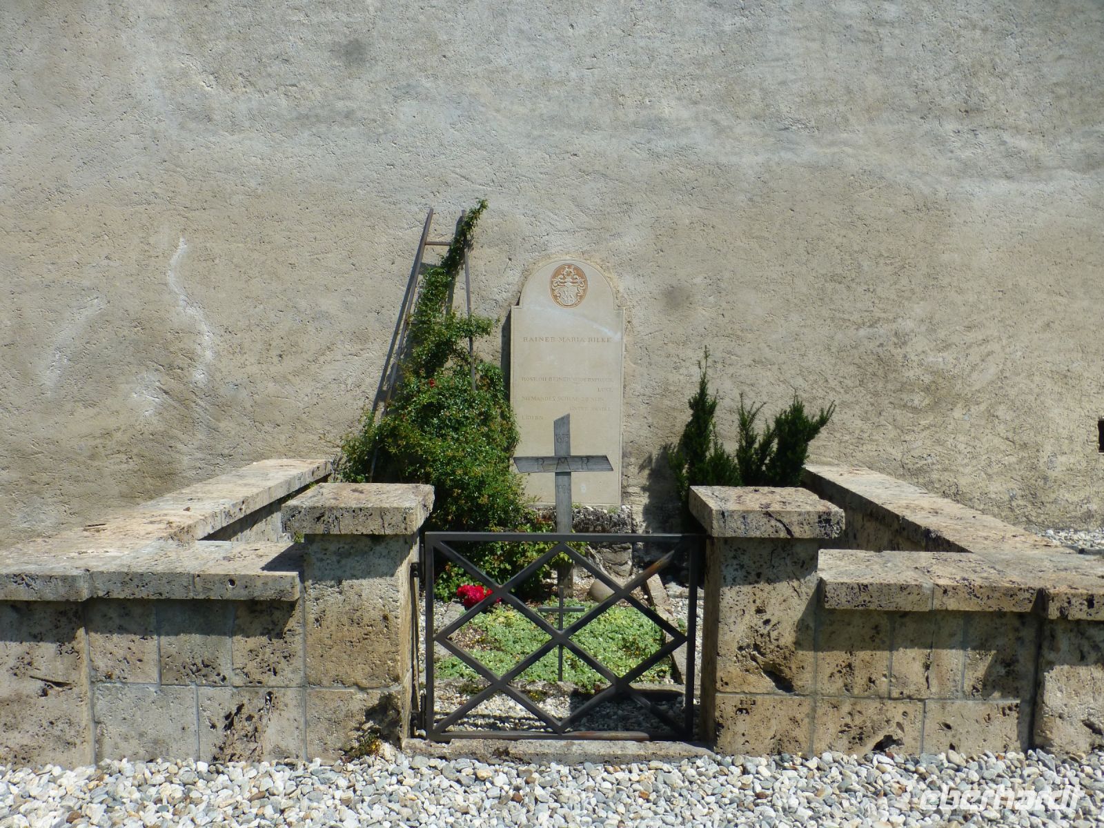 Die Landschaft bei Raron faszinierte Rilke. Als er 1926 starb, wurde er auf seinen Wunsch dort beigesetzt.