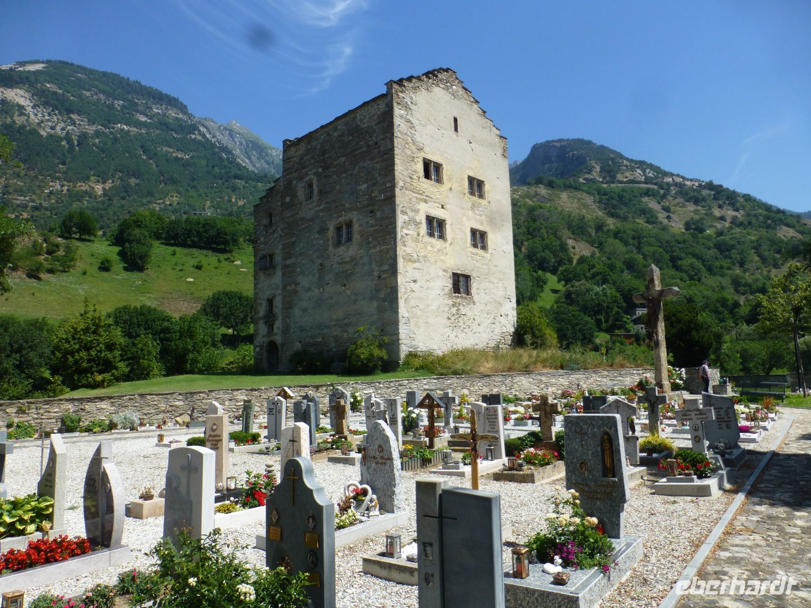 Neben der früheren Burg liegen Kirche und Friedhof.