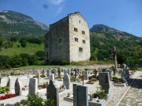 Neben der früheren Burg liegen Kirche und Friedhof.
