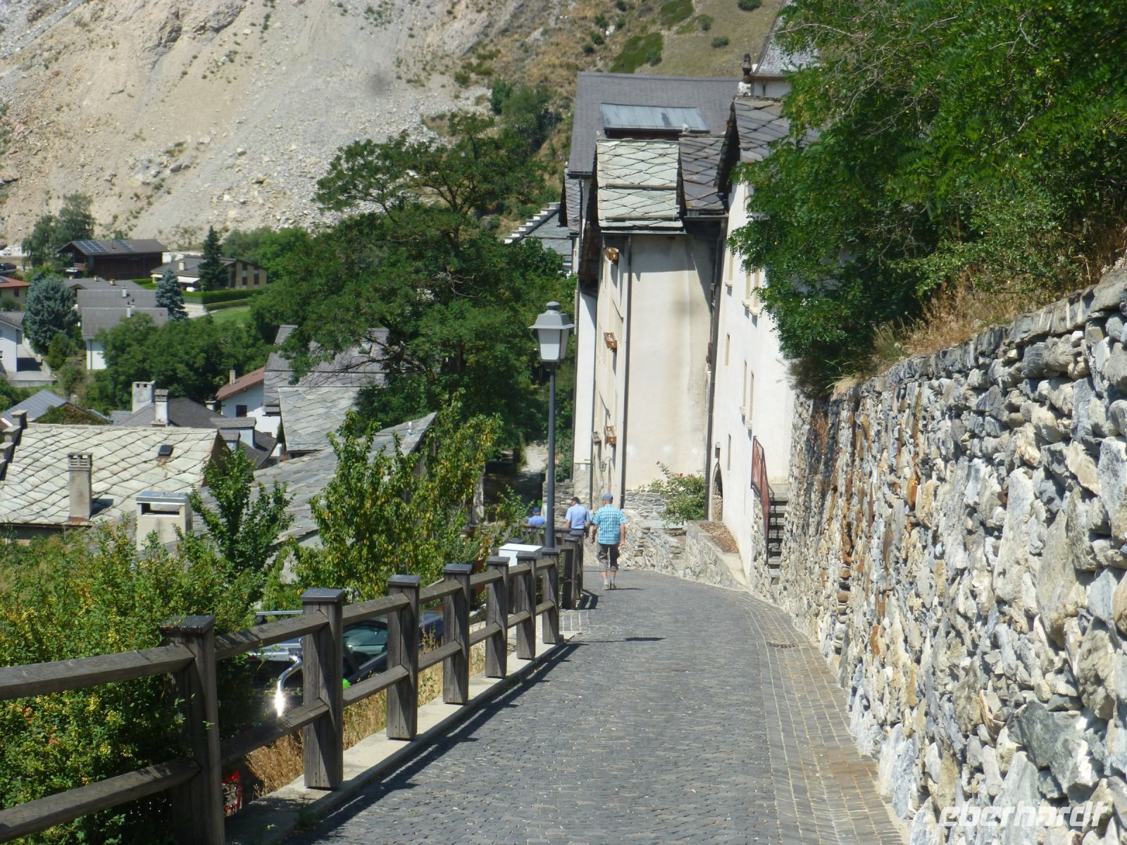 Es ging steil bergauf, nun geht es auch wieder steil nach unten.