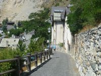 Es ging steil bergauf, nun geht es auch wieder steil nach unten.