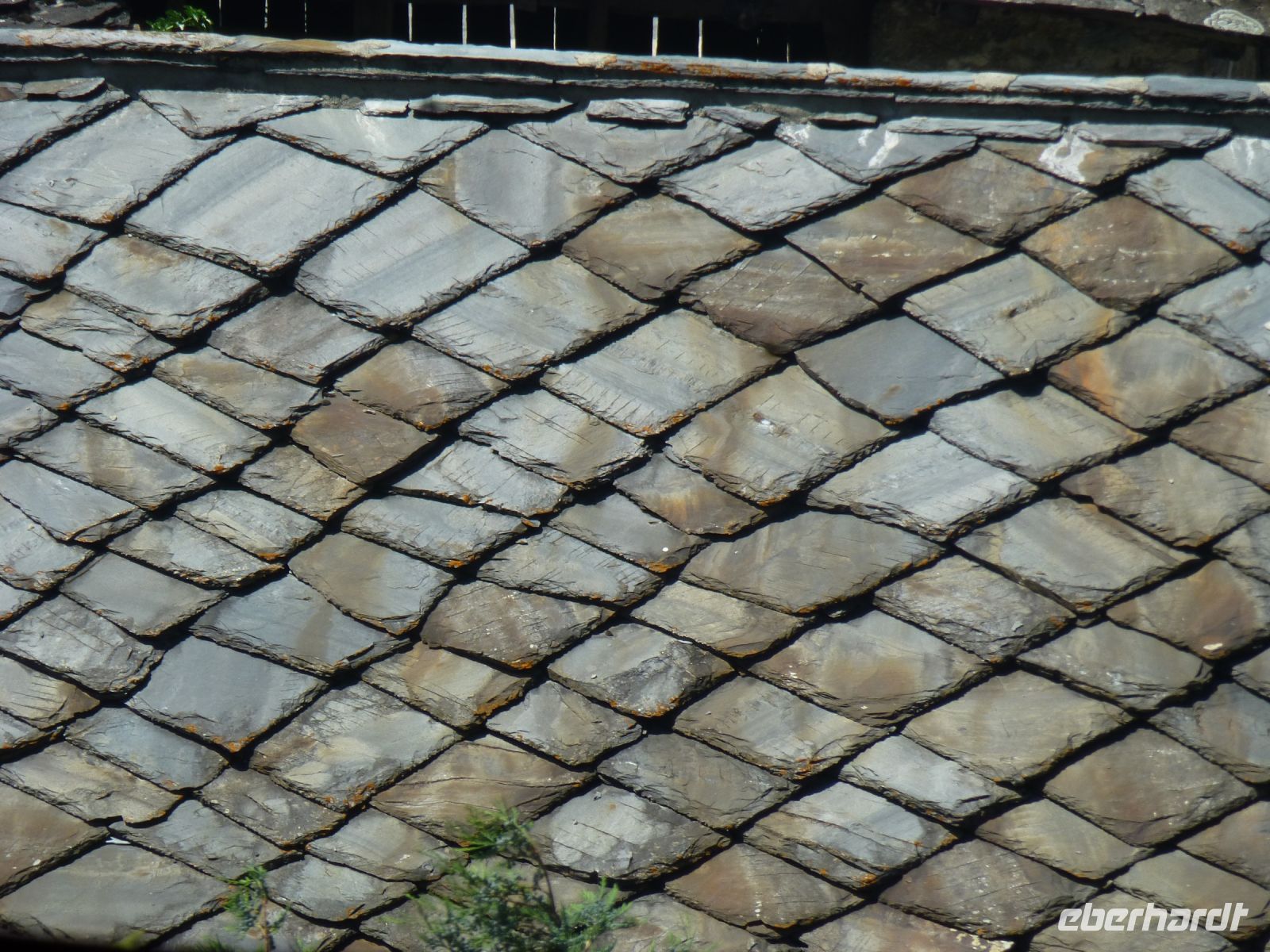 Die Dächer im Wallis sind mit großen Schieferplatten gedeckt.