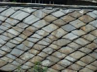 Die Dächer im Wallis sind mit großen Schieferplatten gedeckt.