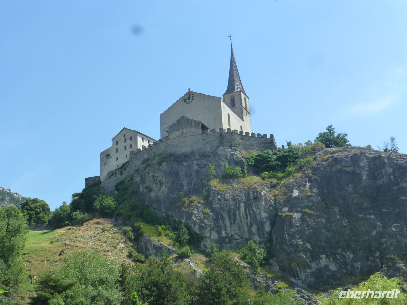 Dort oben waren wir. Das Grab Rilkes ist der Sonne und dem Ausblick zugewandt.