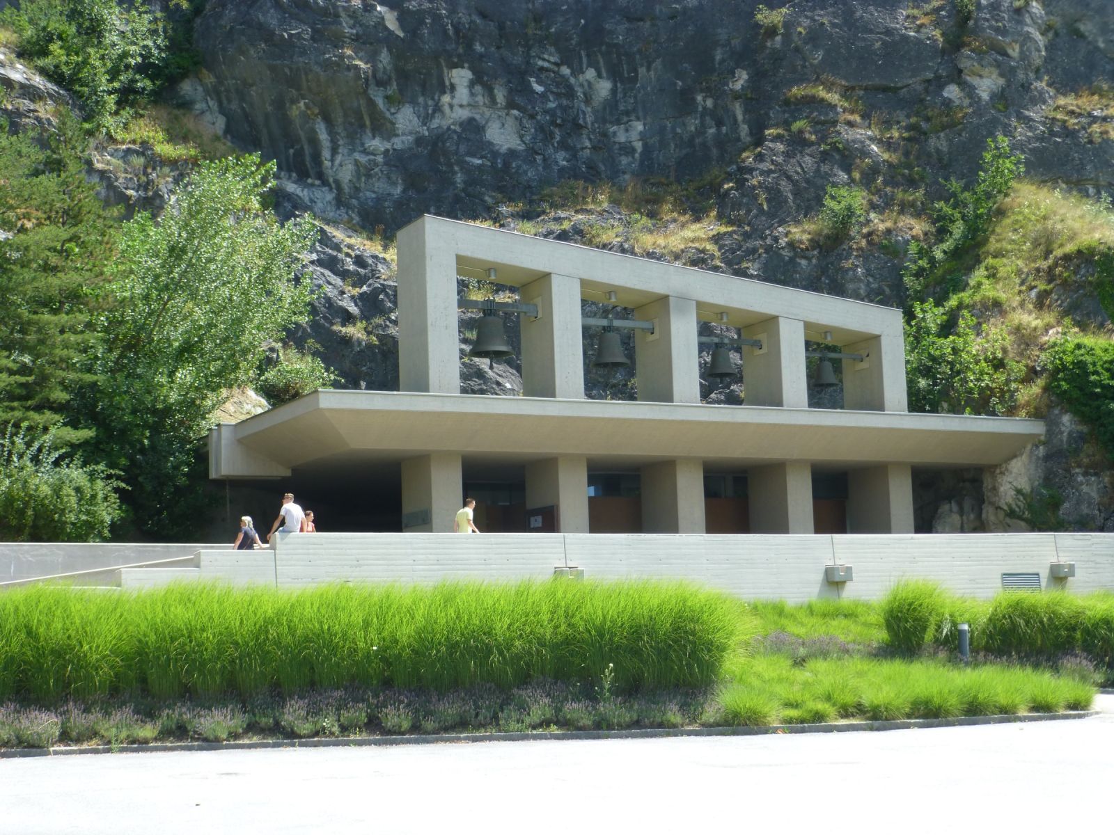 Der Eingang der Felsenkirche mit modernem Glockengestühl