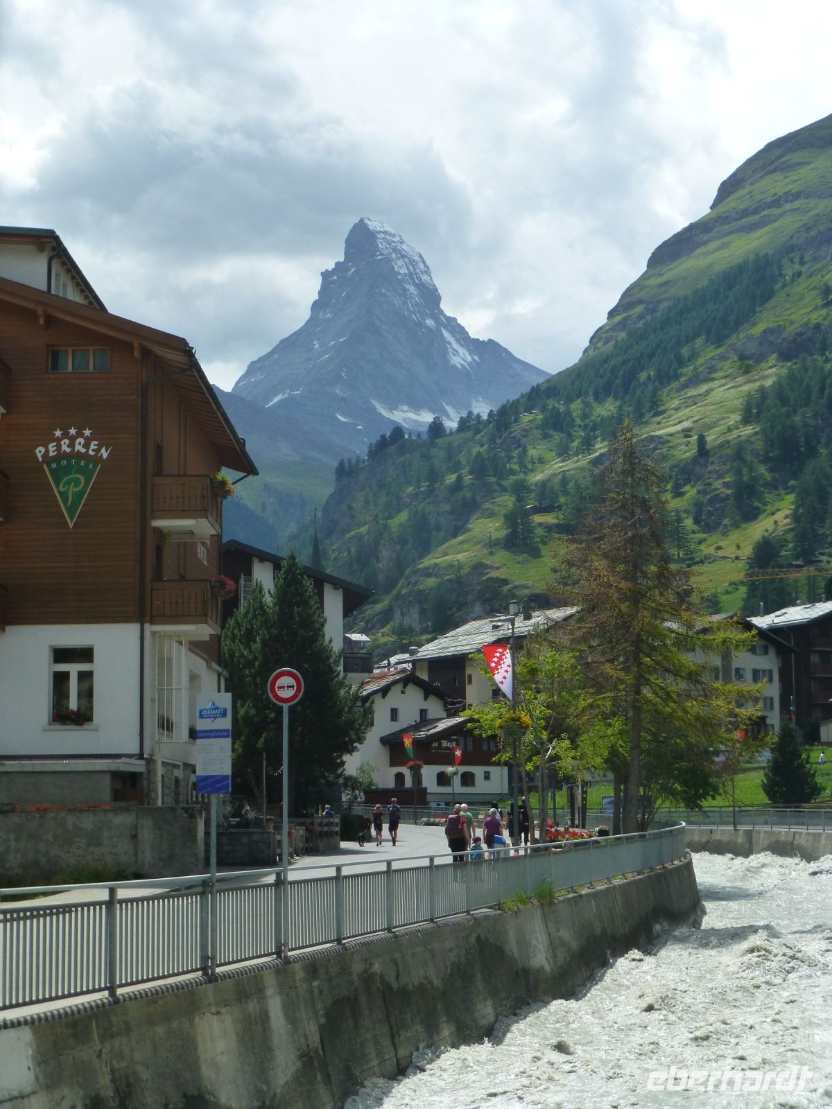 Da taucht es plötzlich auf, als wir um die Ecke biegen zum Hotel – das Matterhorn.