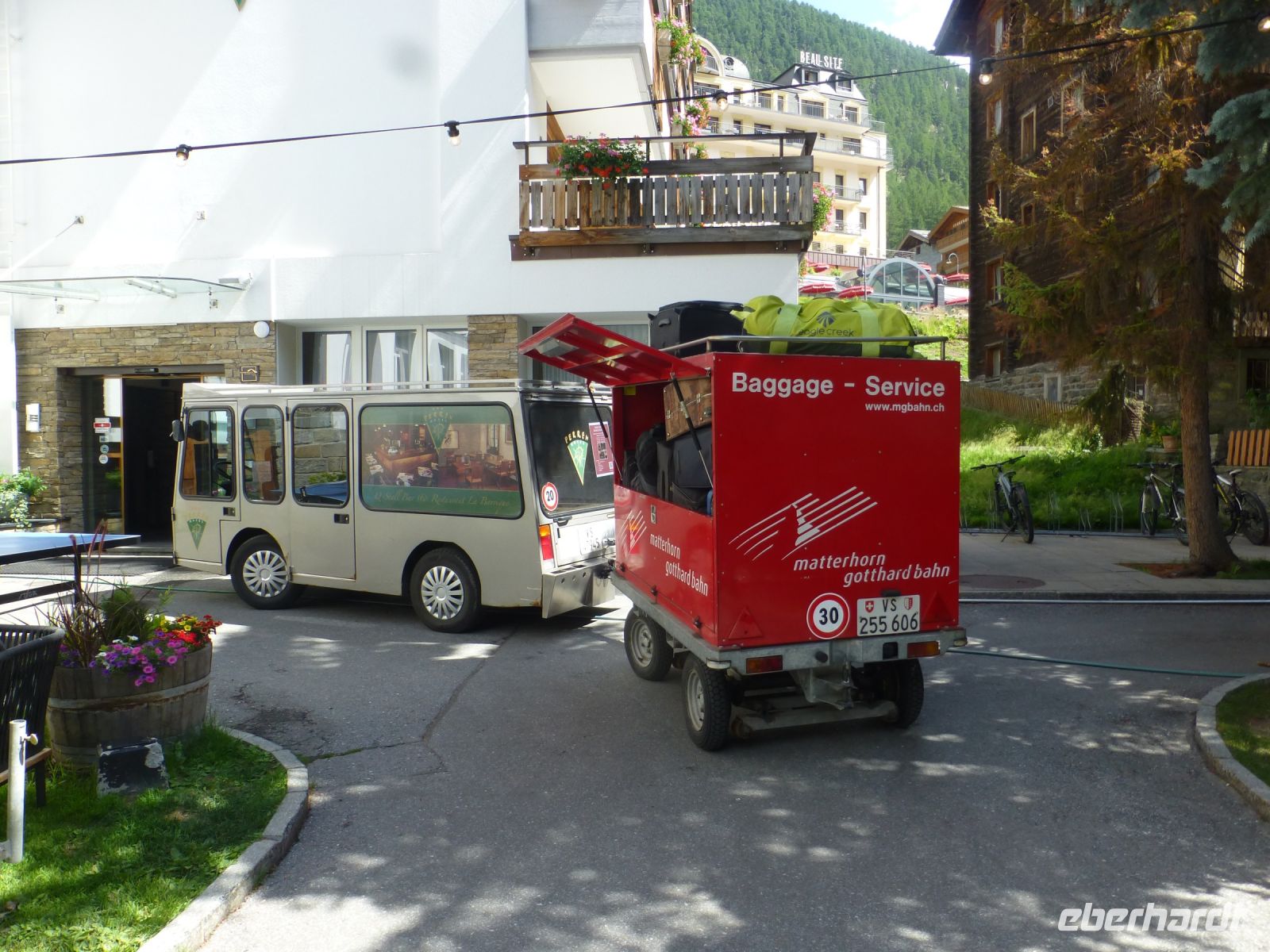Unser Gepäck ist da! In Zermatt läuft alles mit Elektrowägelchen.