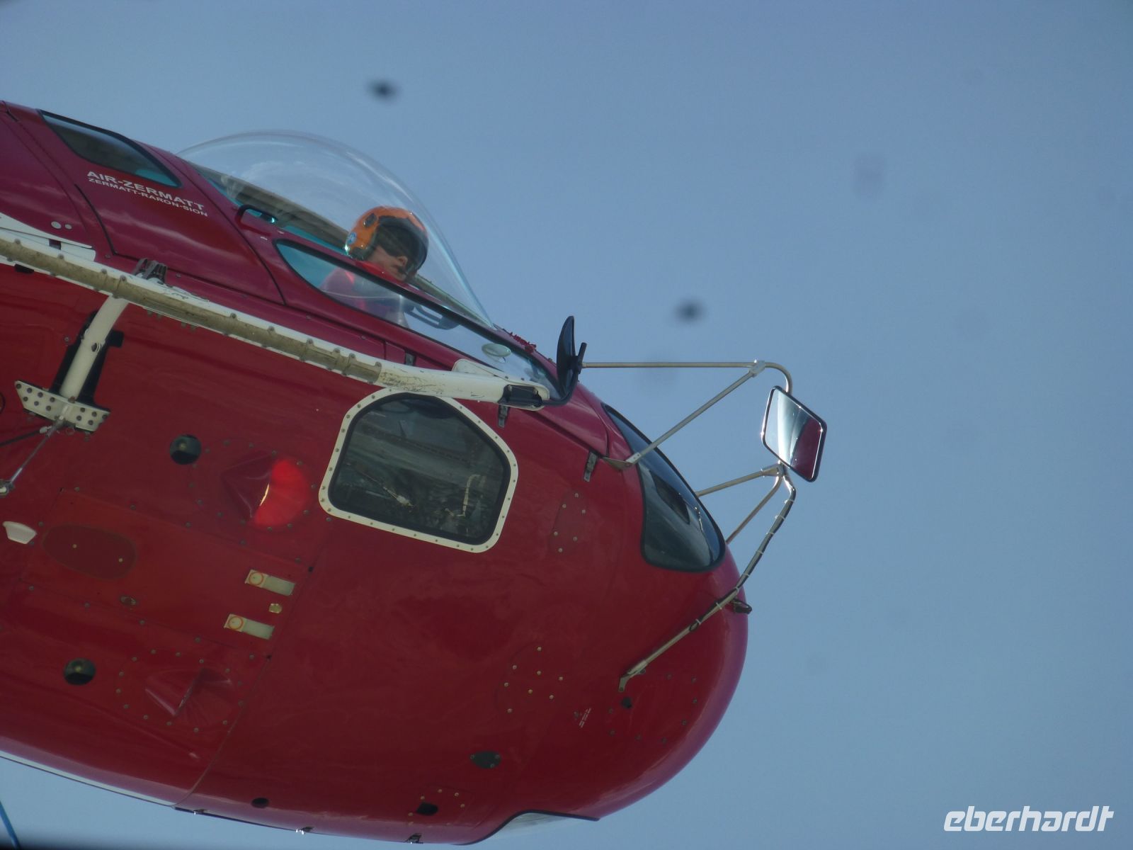 Ein Hubschrauber soll Bauschutt abholen.