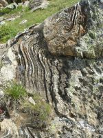 Auch die Gesteine machen auf sich aufmerksam, mit großer Kraft gefaltet.