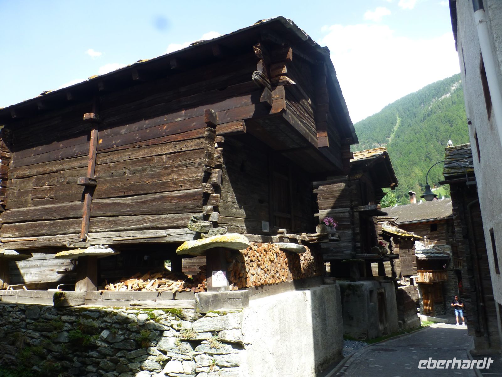 Gut sichtbar: die runden Steine, an denen kein Nager vorbeiklettern kann.
