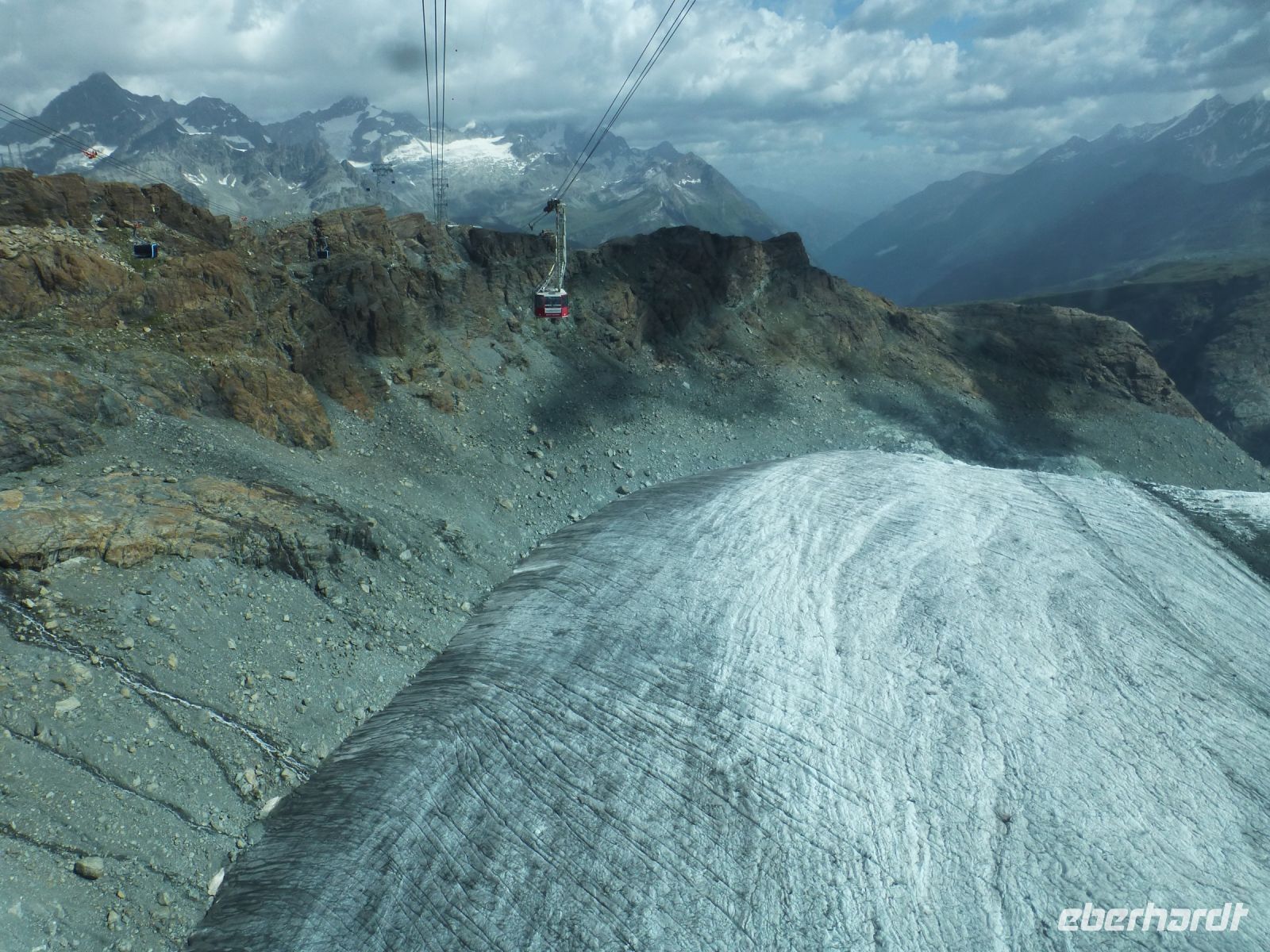 Es geht über einen der vielen Gletscher.
