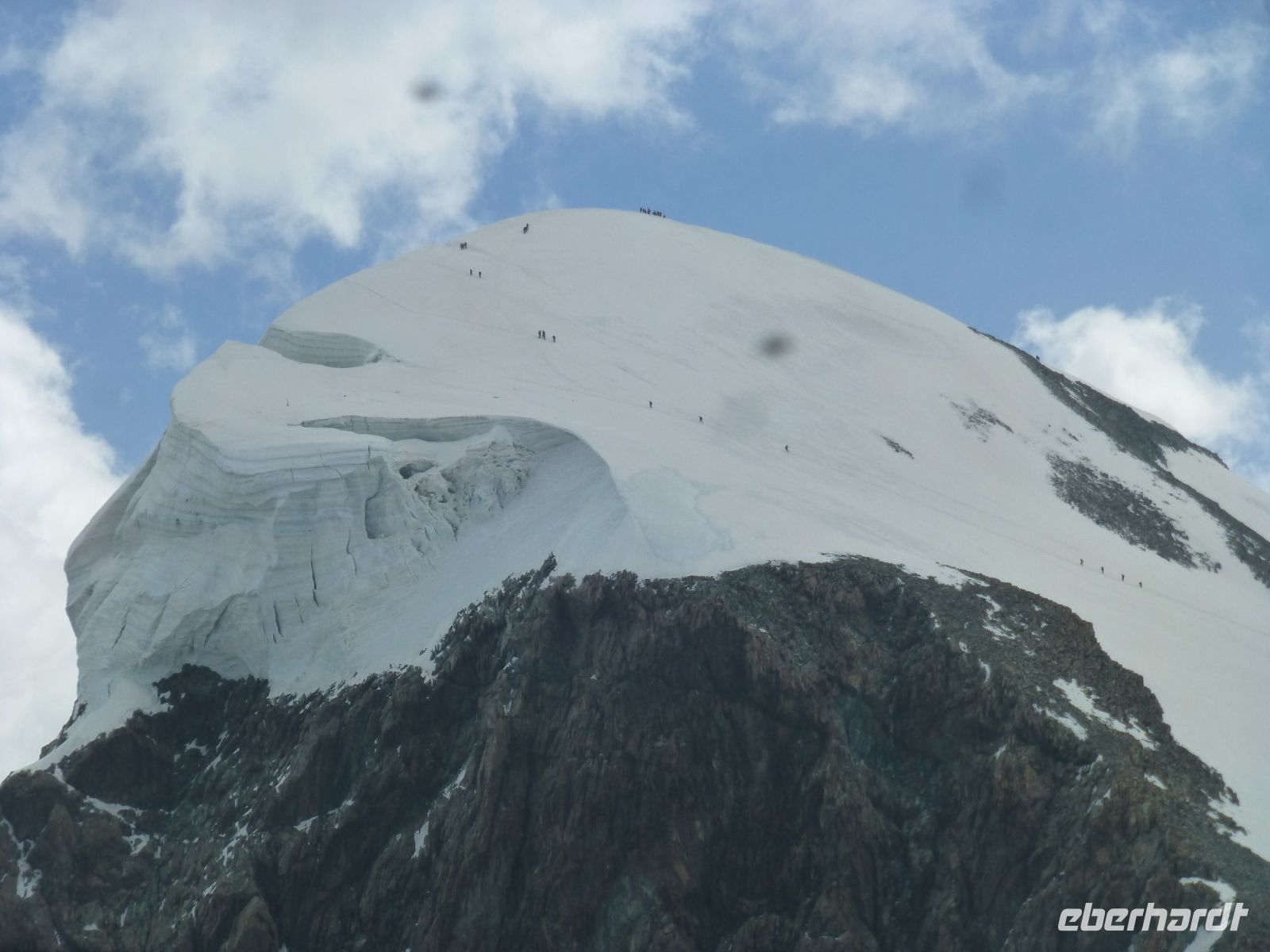 Das Breithorn – wie auf einer Ameisenstraße laufen die Seilschaften nach oben und nach unten.