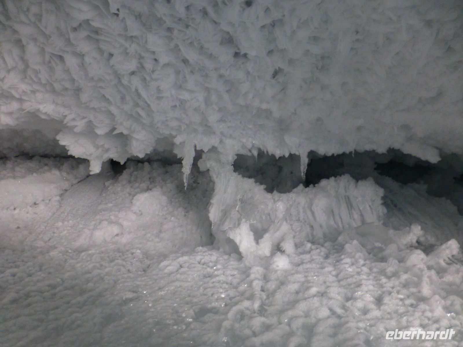  Eine Gletscherspalte von unten – wie ein Trichter. Wer hier durchfällt, kommt nur noch schwer nach oben. 