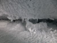  Eine Gletscherspalte von unten – wie ein Trichter. Wer hier durchfällt, kommt nur noch schwer nach oben. 