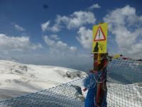Diese eindeutigen Warnschilder sind häufig zu sehen. Auch vor Gletscherspalten wird gewarnt.