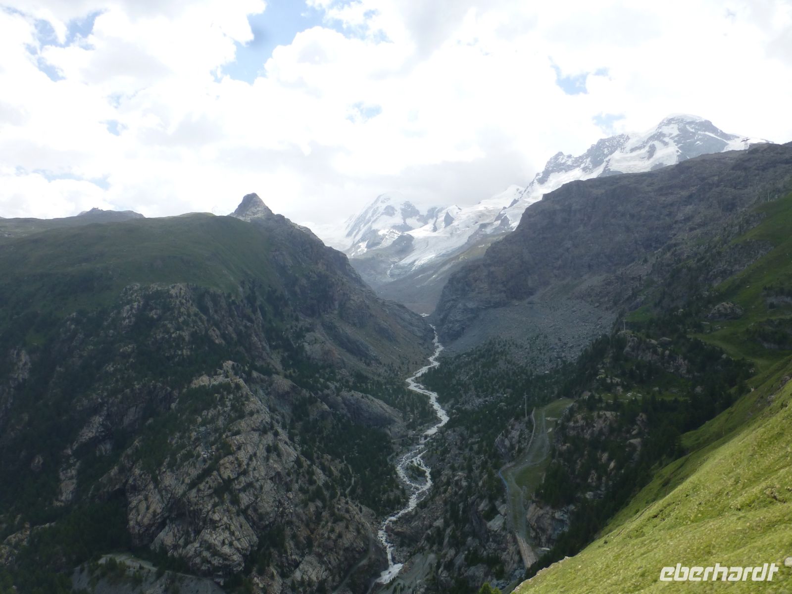 Ein Gletscherbach schlängelt sich zu Tal.