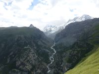 Ein Gletscherbach schlängelt sich zu Tal.