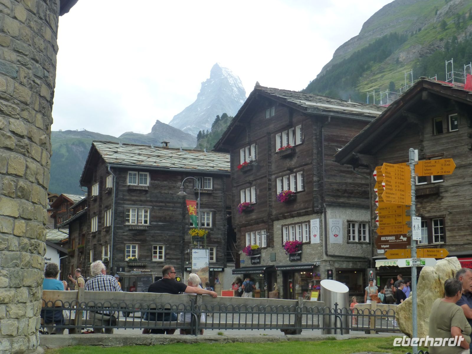 Die Markierungen der Wanderwege sind sehr gut, selbst im Ort weisen sie den Weg.