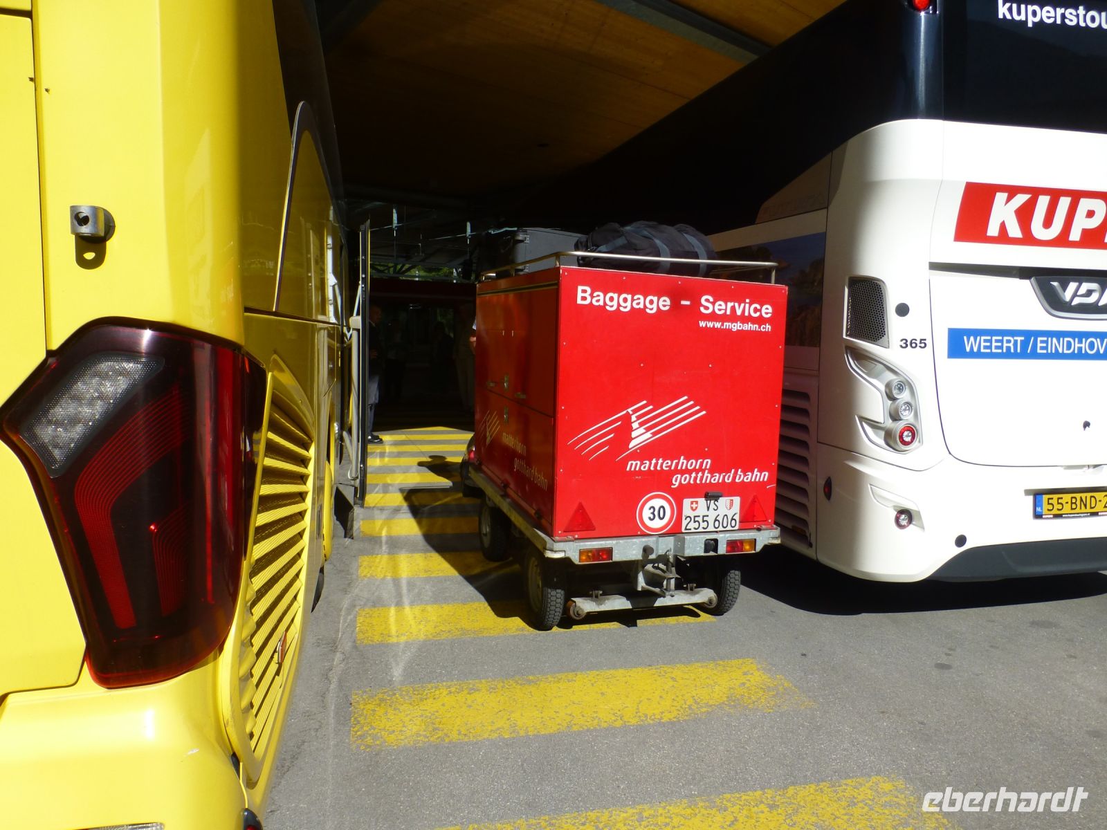 Unser Gepäckwägelchen steht neben unserem schönen gelben Bus und wird gleich umgeladen.